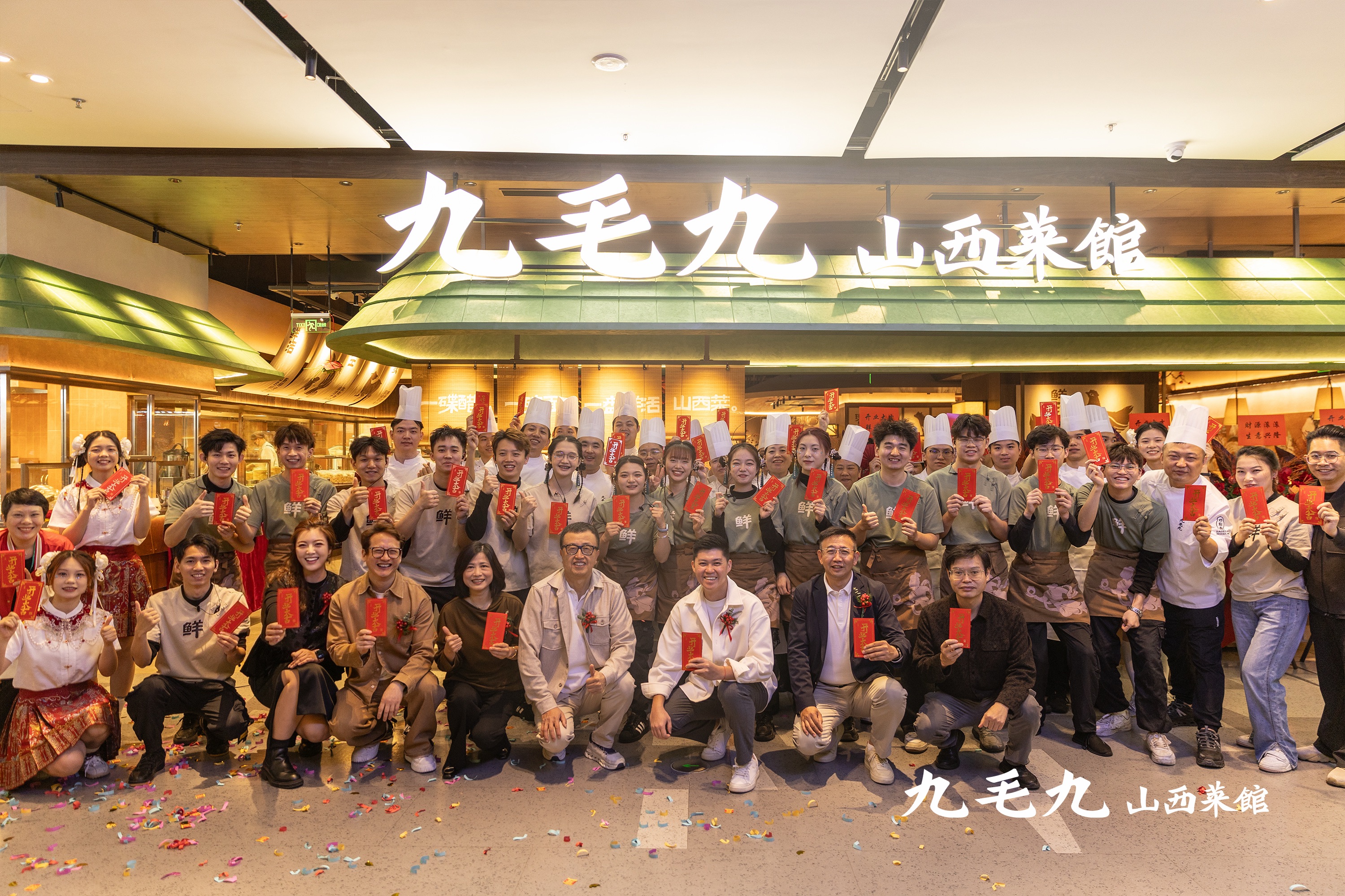 尊龙官网（中国）有限公司
新模型首店开业 现场展示非遗技艺